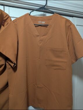 Mandala Men's V-Neck Short Sleeve Top in Rust